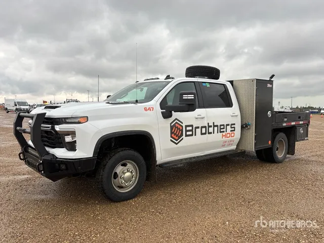 2026 Chevrolet Silverado 3500 LT 4x4 Crew Cab Flatbed Truck
