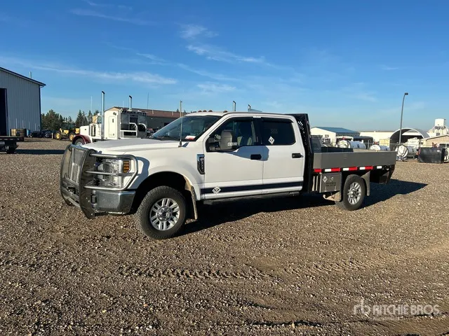 2018 Ford F-350 XLT 4x4 Crew Cab Flatbed Truck