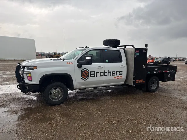 2022 Chevrolet Silverado 3500HD 4x4 Crew Cab Flatbed Truck