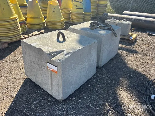Quantity of (2) 1000 kg Concrete Weights