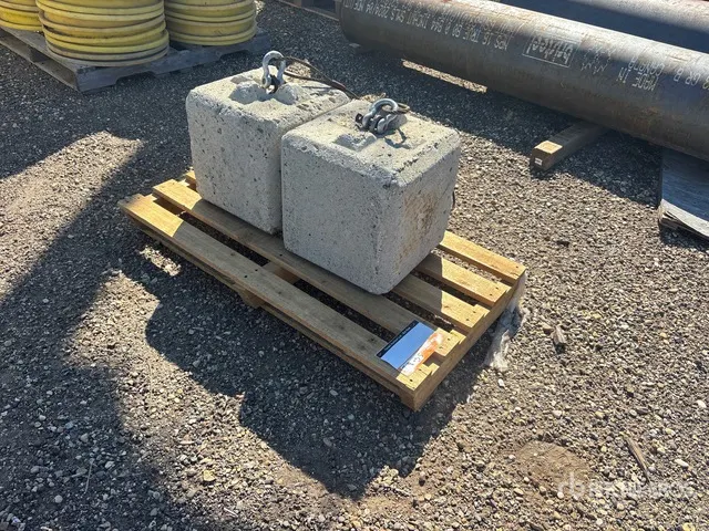 Quantity of (2) 200 kg Concrete Weights