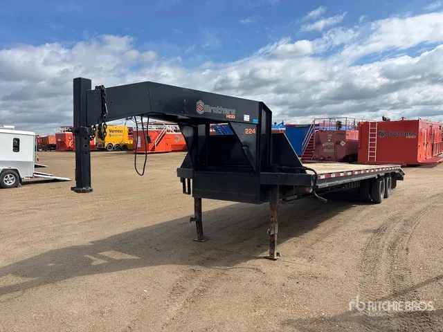 2001 Roughneck 30 ft T/A Gooseneck Equipment Trailer