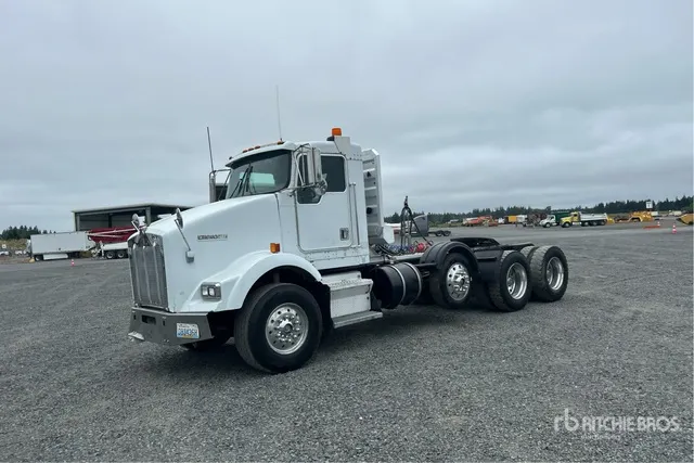 2001 Kenworth T800 8x4 Tri/A Day Cab Truck Tractor