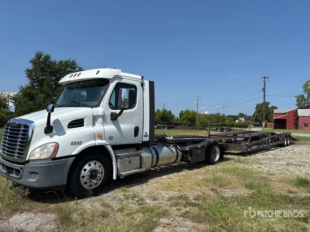 2020 Freightliner Cascadia 113 4x2 Car Carrier Truck