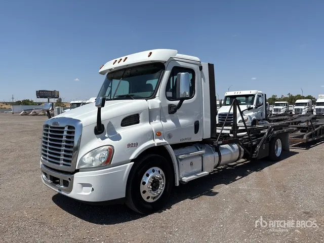 2019 Freightliner Cascadia 113 4x2 Car Carrier Truck