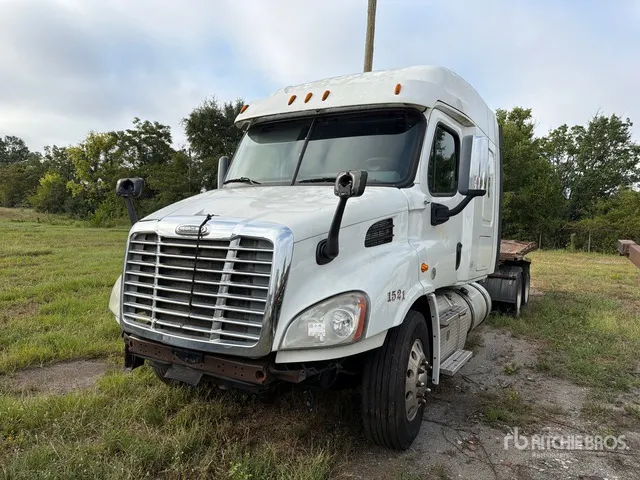2015 Freightliner Cascadia 113 6x4 Sleeper Car Carrier Truck