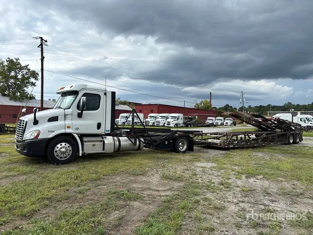 2020 Freightliner Cascadia 113 4x2 Car Carrier Truck