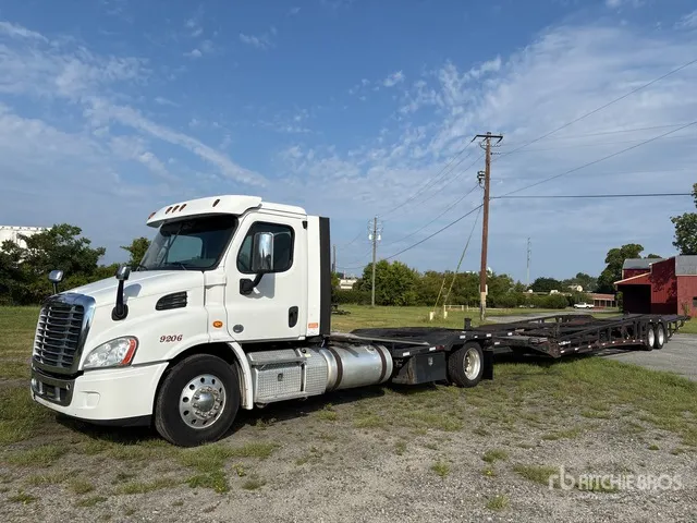 2019 Freightliner Cascadia 113 4x2 Car Carrier Truck