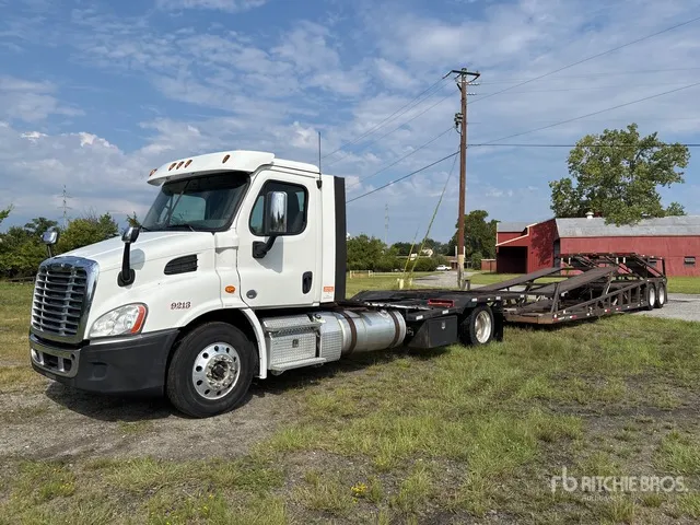 2019 Freightliner Cascadia 113 4x2 Car Carrier Truck