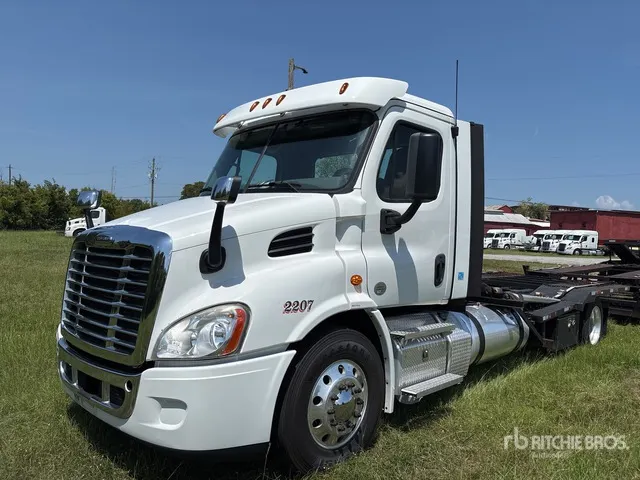 2020 Freightliner Cascadia 113 4x2 Car Carrier Truck