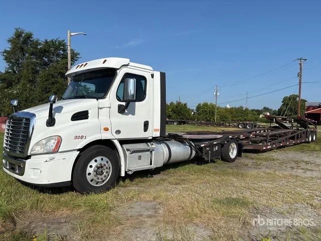 2020 Freightliner Cascadia 113 4x2 Car Carrier Truck