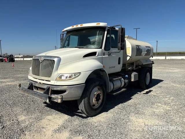 2015 International 4300 2000 gal 4x2 Water Truck
