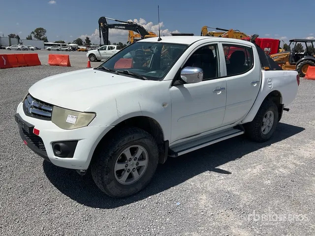 2015 Mitsubishi L200 4x4 Crew Cab Camioneta / Pickup