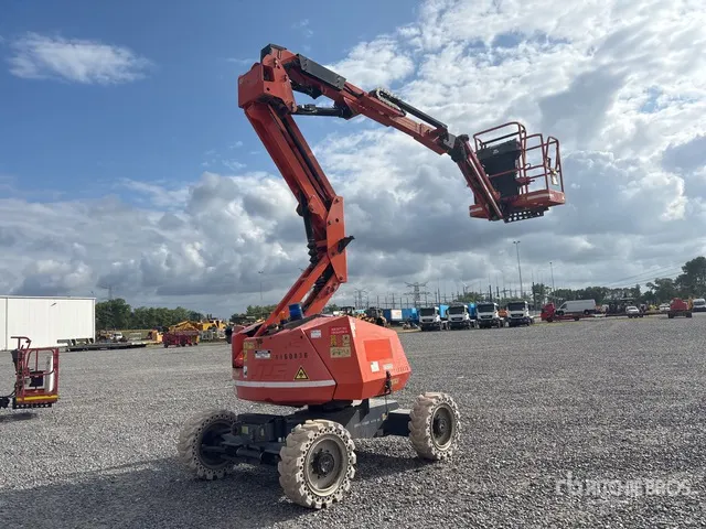 2015 JLG 340AJ 4WD Diesel Articulating Boom Lift