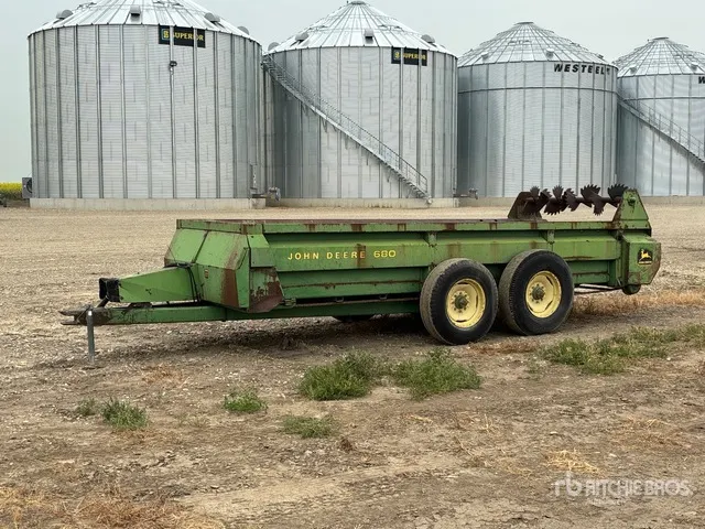 John Deere 680 19 ft Dry Spinner T/A Manure Spreader