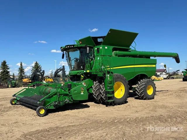 2017 John Deere S680 4x4 Combine Harvester
