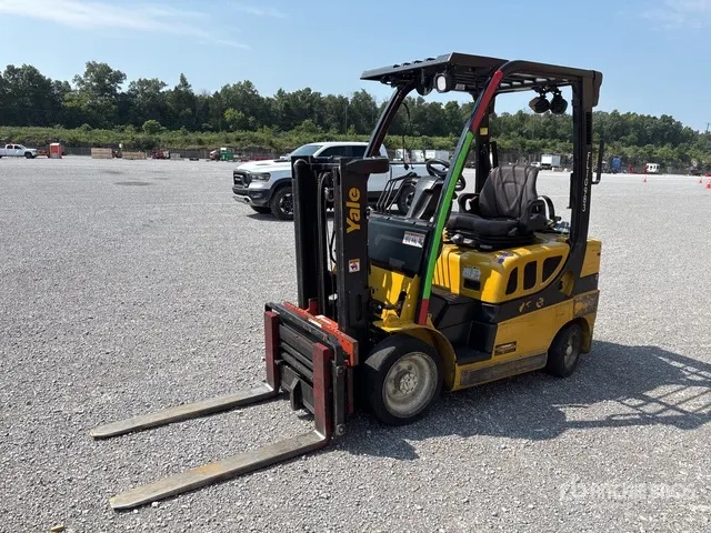 2016 Yale GC040LX 4000 lb Pneumatic Tire Forklift