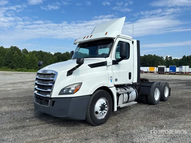 2019 Freightliner Cascadia 126 6x4 T/A Day Cab Truck Tractor