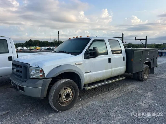 2005 Ford F-450 4x2 Crew Cab Utility Truck