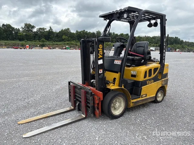 2016 Yale GC040LX 4000 lb Pneumatic Tire Forklift