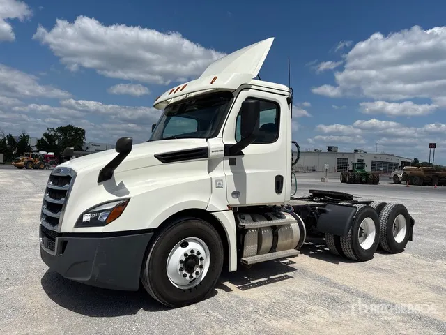 2019 Freightliner Cascadia 126 6x4 T/A Day Cab Truck Tractor