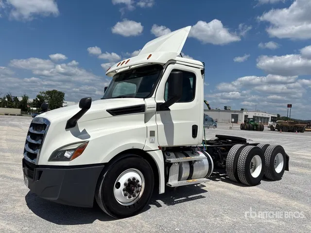 2019 Freightliner Cascadia 126 6x4 T/A Day Cab Truck Tractor