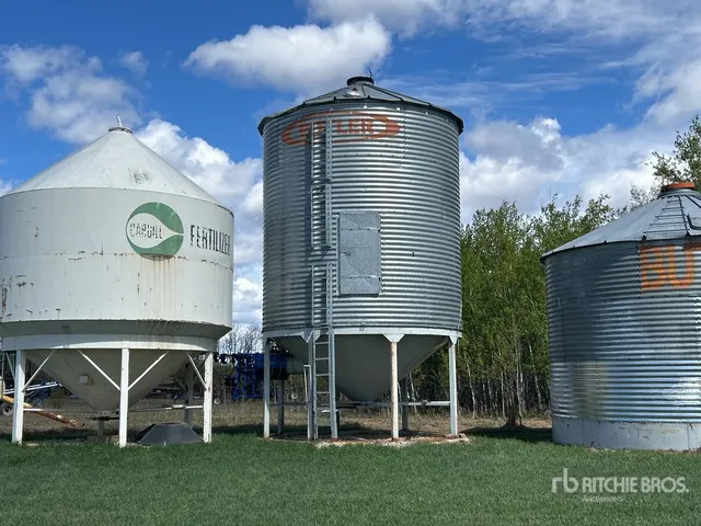 Butler +/- 2200 bu 4 Ring Hopper Grain Bin
