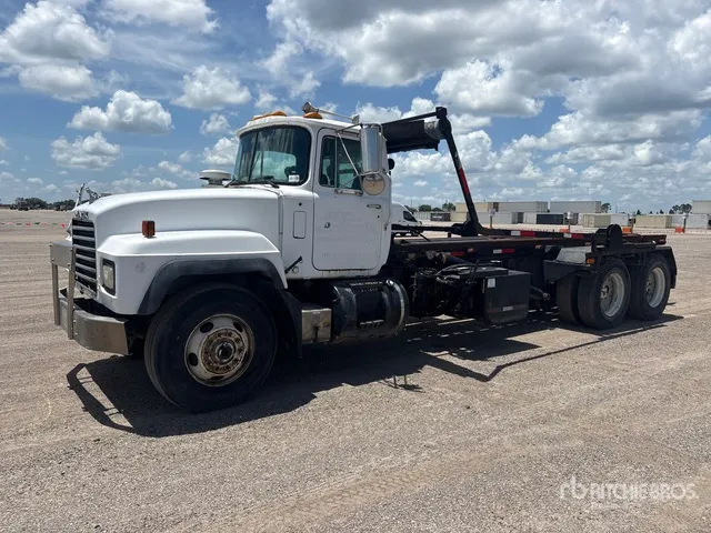 2001 Mack RD688S 6x4 Roll-Off Truck