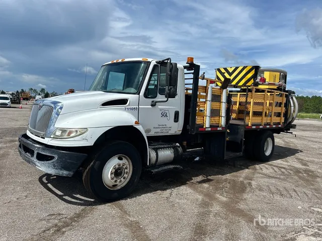 2015 International 4300 4x2 Attenuator Truck