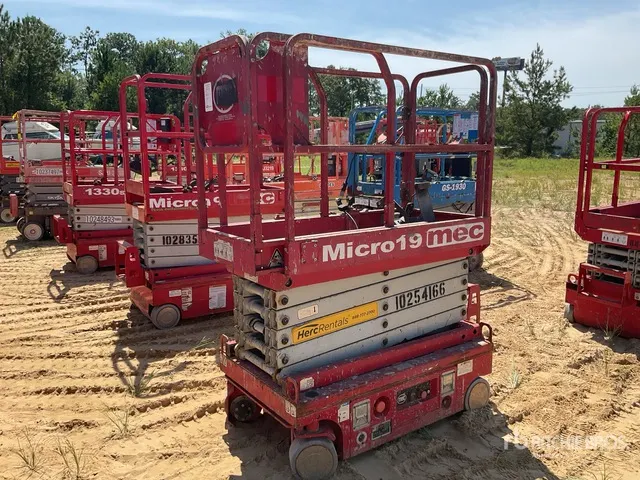 2018 MEC MICRO 19 Electric Scissor Lift