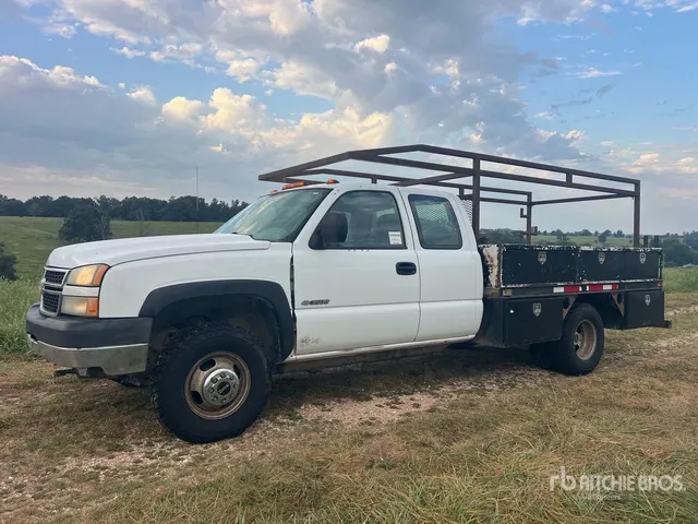 2006 Chevrolet Silverado 3500 4x4 Extended Cab Flatbed Truck