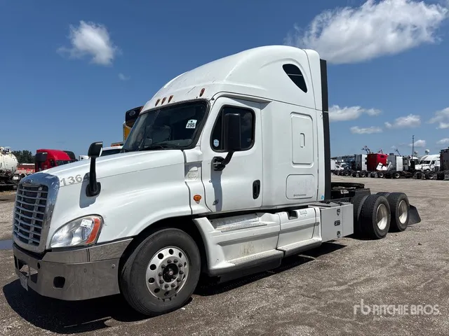 2015 Freightliner Cascadia 125 6x4 T/A Sleeper Truck Tractor