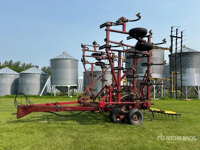 Case IH 5600 35 ft Chisel Plow