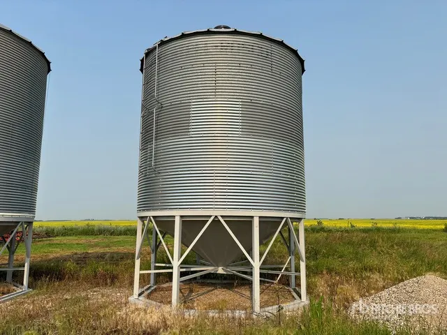Westeel-Rosco +/- 1900 bu 5 Ring Hopper Grain Bin