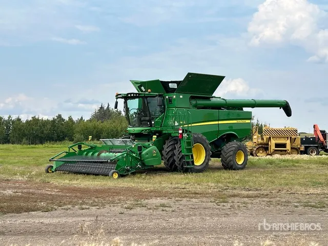 2016 John Deere S680 4x4 Combine Harvester