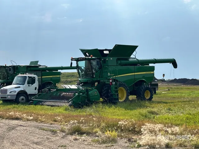 2015 John Deere S680 Combine Harvester