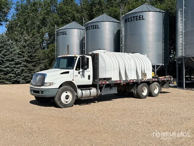 2007 International 4400 SBA 6x4 Sprayer Tender Flatbed Truck