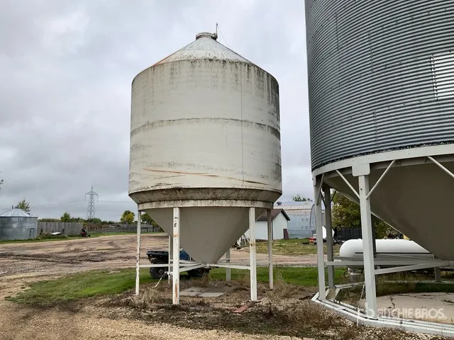 1987 Lode King LKB-14-62-E Smooth Wall Hopper Grain Bin
