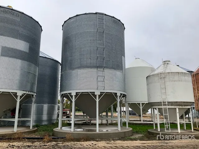 Westeel +/- 5500 bu 8 Ring Hopper Grain Bin