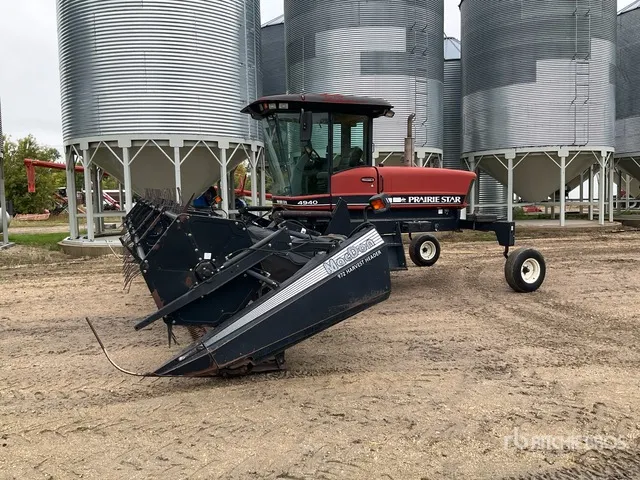2000 Prairie Star 4940 Swather Windrower