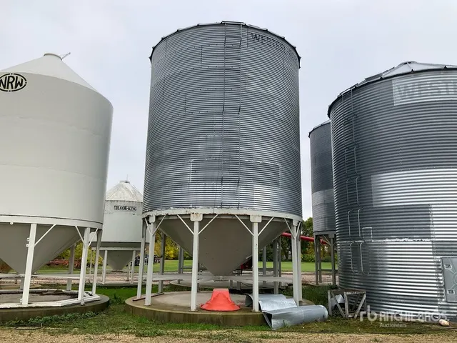 Westeel +/- 5500 bu 8 Ring Hopper Grain Bin