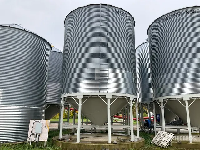 Westeel +/- 5500 bu 8 Ring Hopper Grain Bin