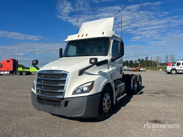2020 Freightliner Cascadia 126 6x4 T/A Day Cab Truck Tractor