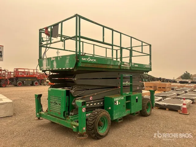 2018 Skyjack SJ9250 RT 4x4 Dual Fuel Scissor Lift