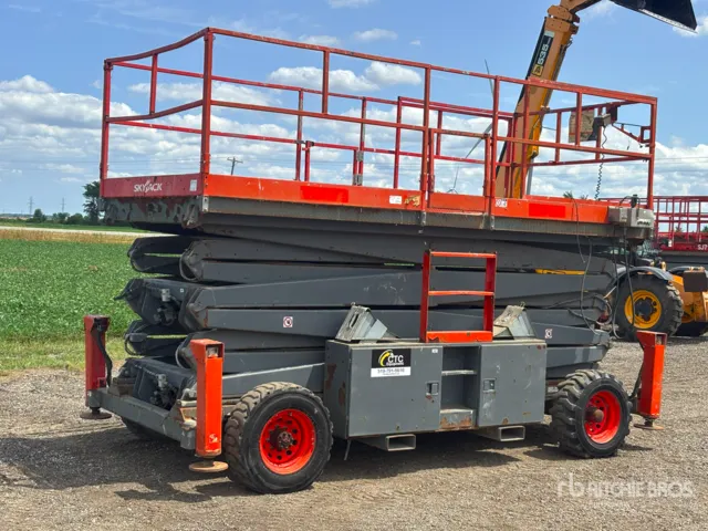 2015 Skyjack SJ9250 RT 4x4 Diesel Scissor Lift