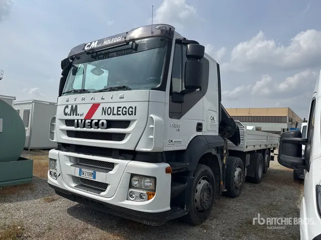 2005 Hiab 166 E-3 Hiduo 6000 kg on Iveco Stralis 420 8x2 Flatbed Truck with Crane