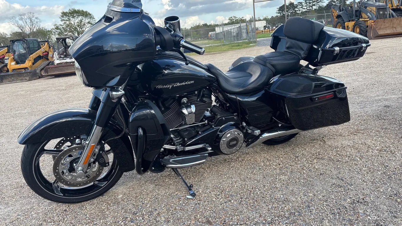2017 HARLEY DAVIDSON STREET GLIDER