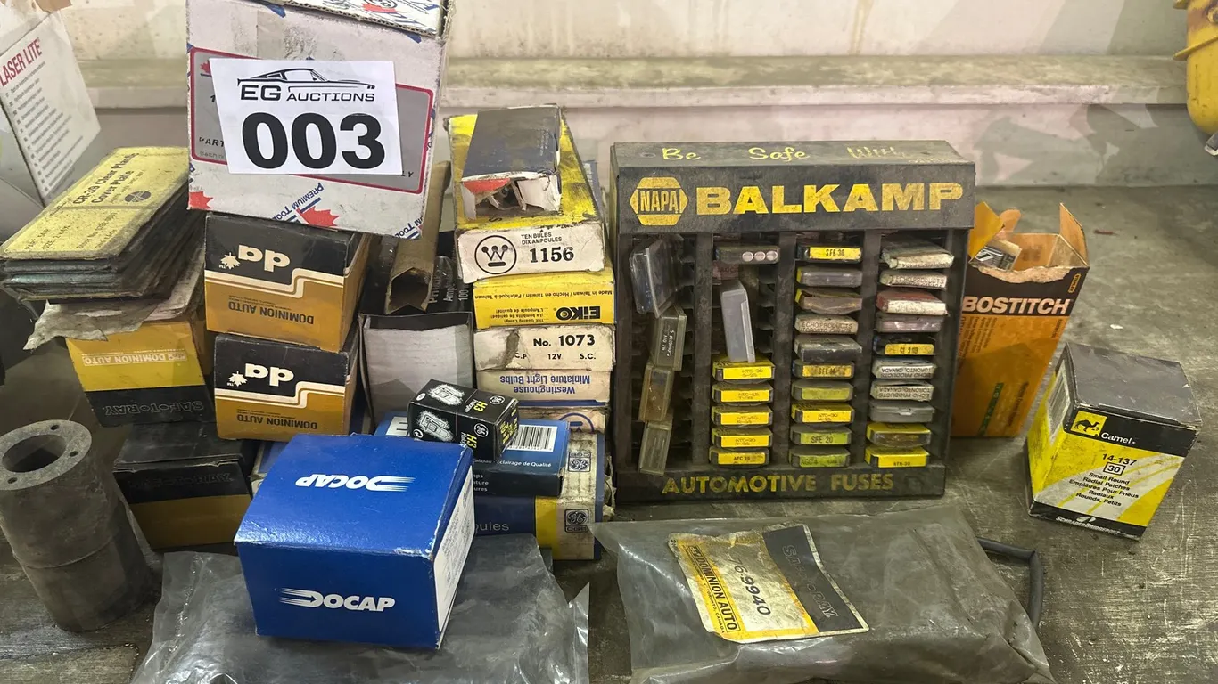ASSORTED AUTOMOTIVE ELECTRICAL PARTS, BULBS & NAPA BALKAMP FUSE DISPLAY
