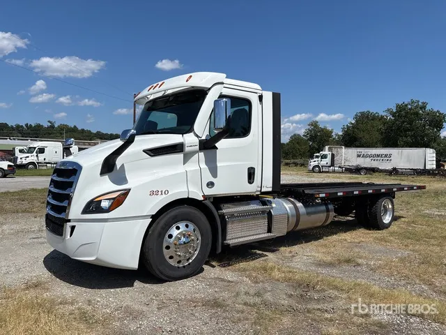 2024 Freightliner Cascadia 116 4x2 Car Carrier Truck