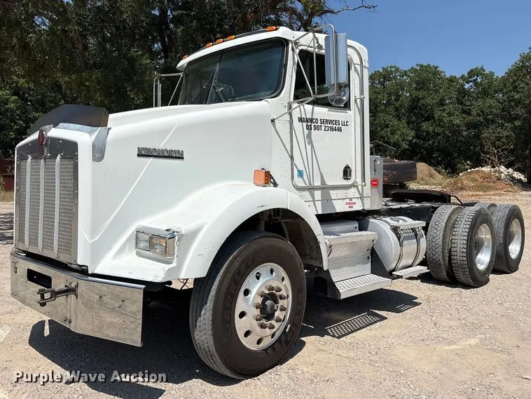2004 Kenworth T800 semi truck
